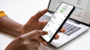 Sconti, FOMO e micropagamenti: le trappole psicologiche che svuotano il conto